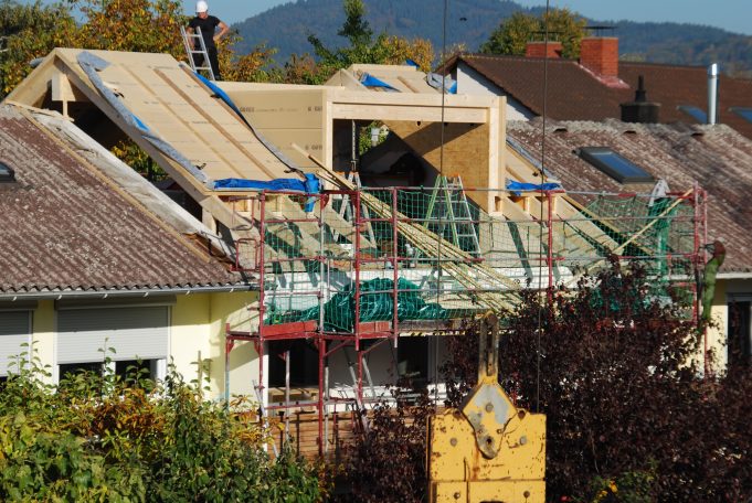 Dachrenovierung mit Gerüst und offenen Bereichen an einem Einfamilienhaus.